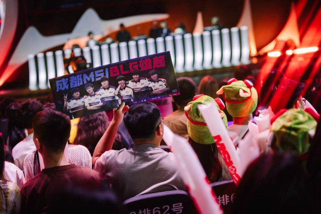 LPL 决赛现场归来画面：银龙杯已经近在咫尺，放手 再试一次