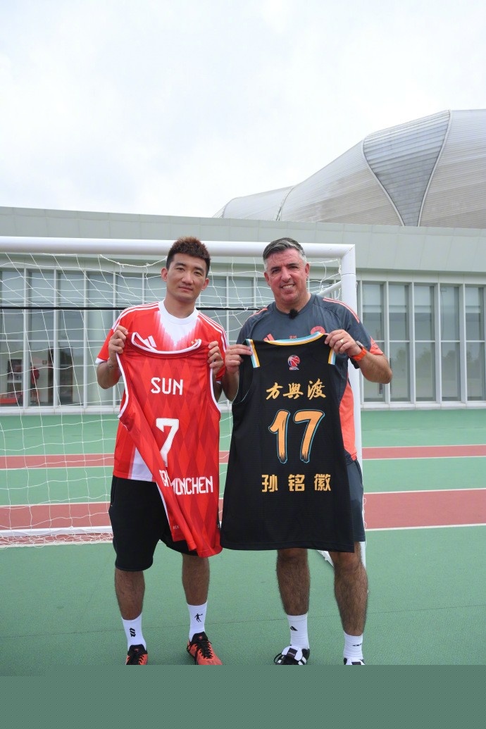 ON ：我希望我们五个人能捧起一个奖杯，给自己一个荣誉
